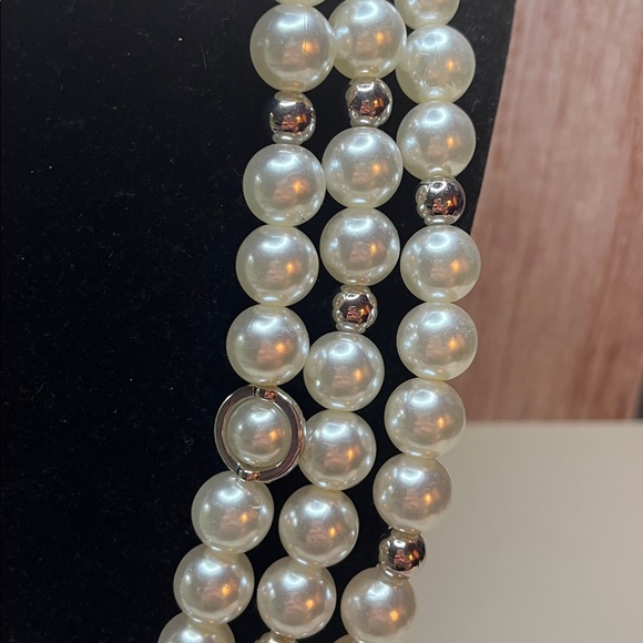 Elegant Multi-Strand Pearl Necklace - Picture 4 of 6